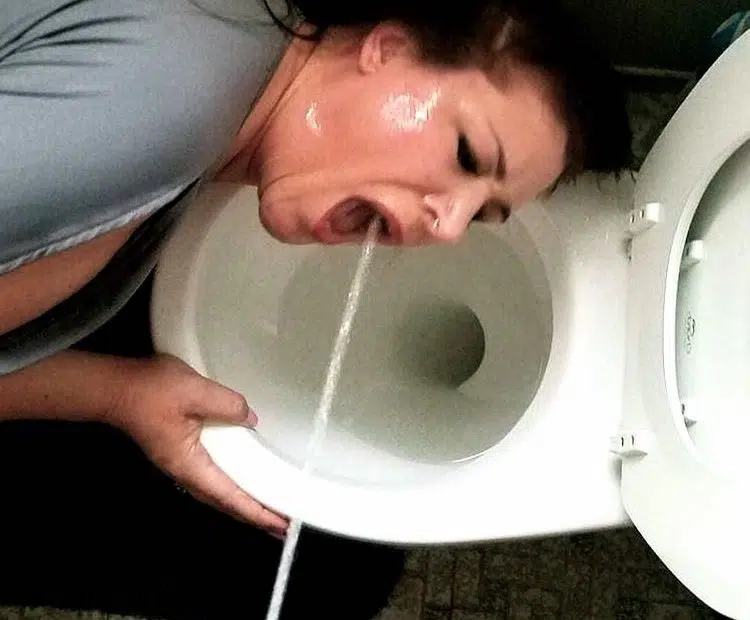 Wer pisst mir heute in den Mund und lässt mich schlucken? Wer pisst mir heute in den Mund